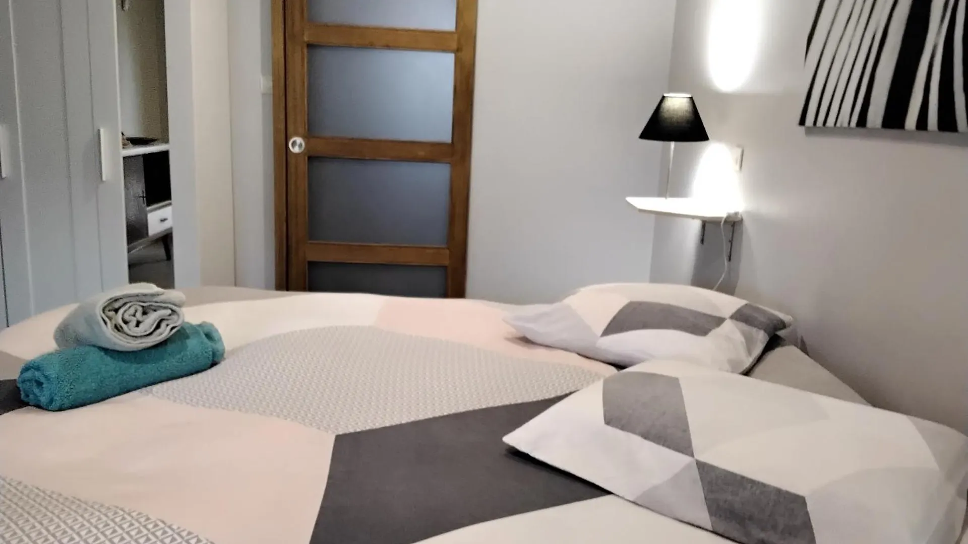 Guest house Chambre Terrasse Et Parking Prives 400 M Du Marche Vallon France
