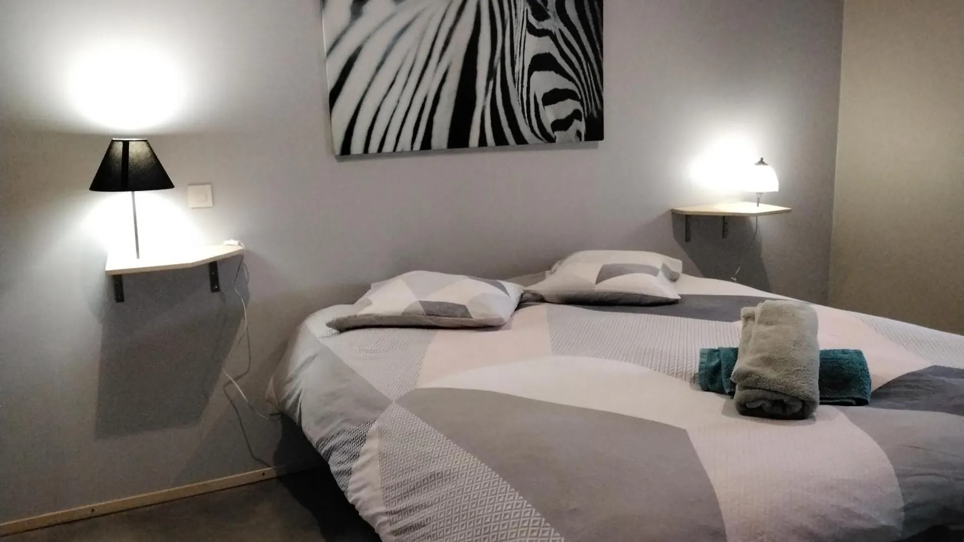 Guest house Chambre Terrasse Et Parking Prives 400 M Du Marche Vallon
