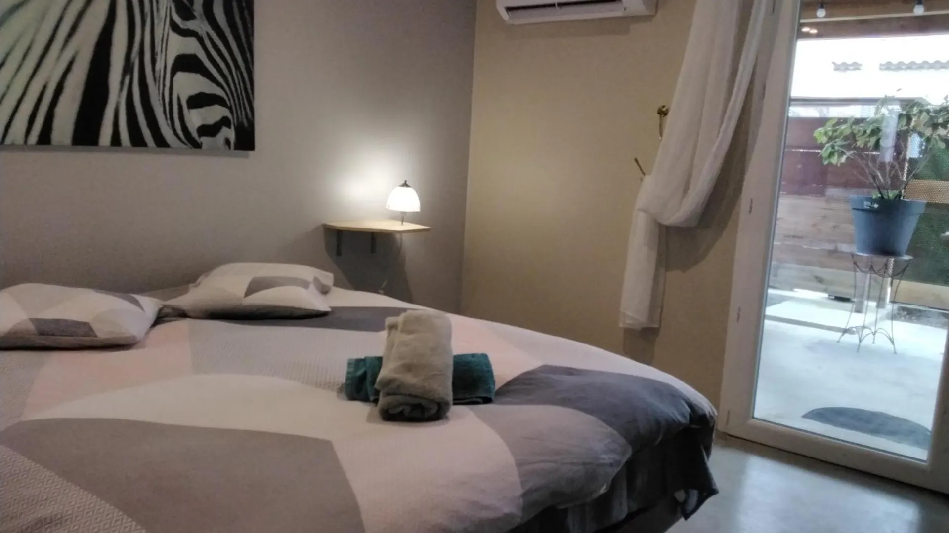 Chambre Terrasse Et Parking Prives 400 M Du Marche Vallon 0*, Vallon-Pont-d'Arc