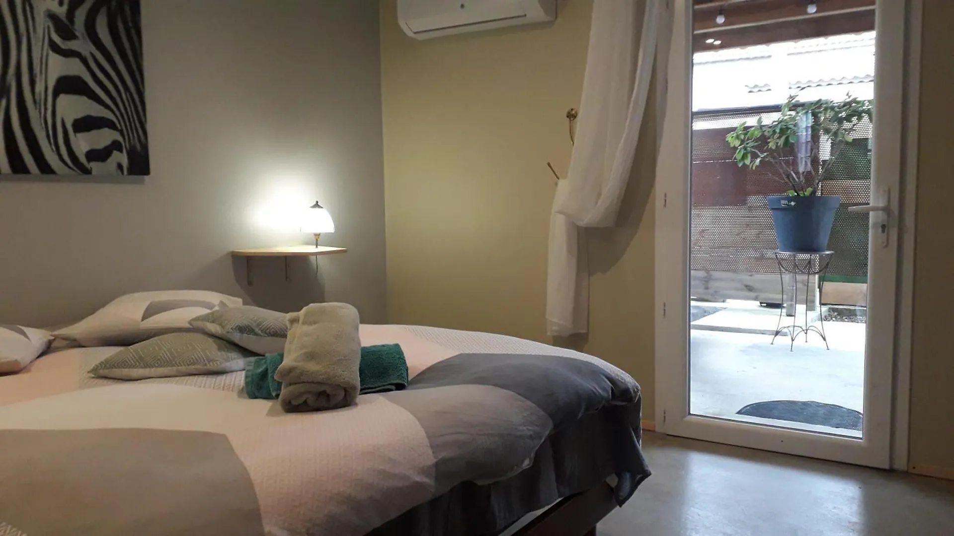 Chambre Terrasse Et Parking Prives 400 M Du Marche Vallon 0*, Vallon-Pont-d'Arc