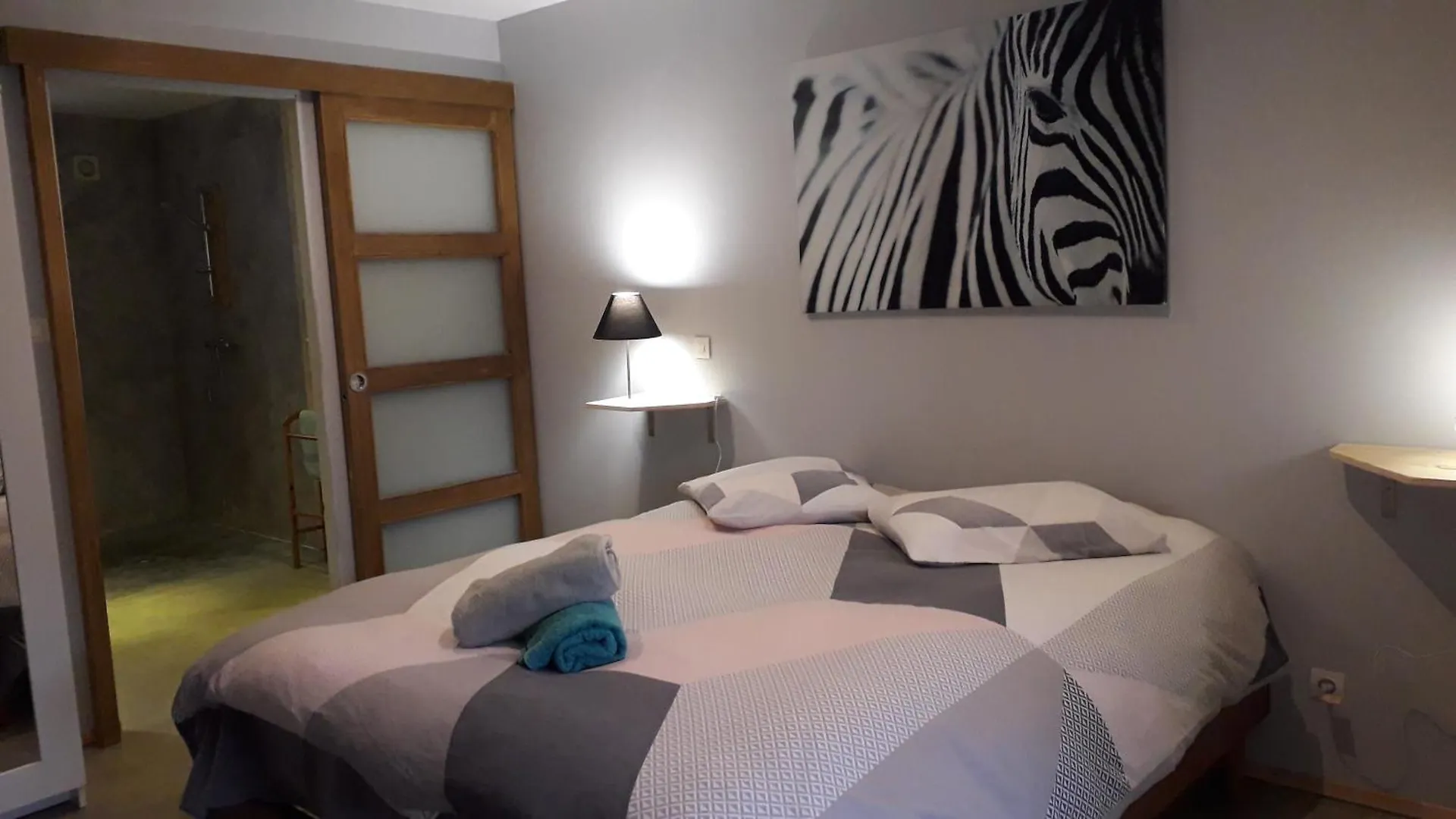 Chambre Terrasse Et Parking Prives 400 M Du Marche Vallon Guest house